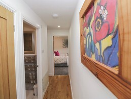 Yewdale View Apartment