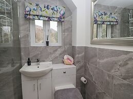 Yewdale View Apartment