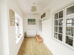 Fferm Porthdafarch South Farm House