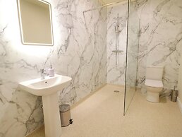 Sandown Park Cottage