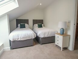 Sandown Park Cottage