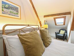 Apartment 4 Chameleon House