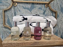 Lyne Cottage, The Retreat