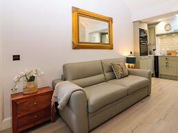 Lyne Cottage, The Retreat