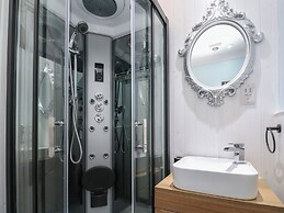 5 Lyonesse Apartments