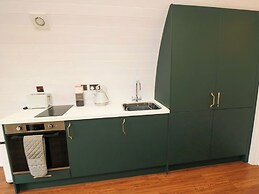 Bumblebee Glamping Pod