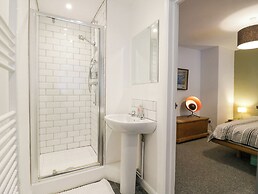 4 Wellington Parade, East Apartment