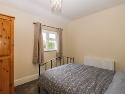 32 Bridgend Road