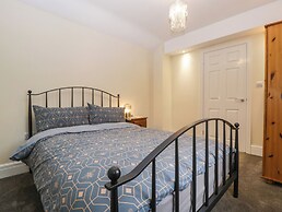 32 Bridgend Road