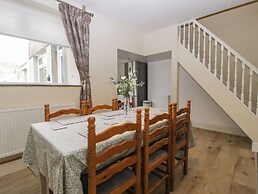 32 Bridgend Road