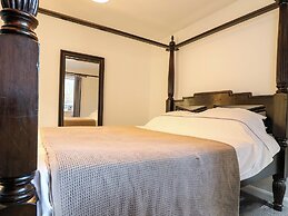 4 Wellington Parade, West Apartment