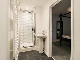 4 Wellington Parade, West Apartment