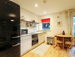 4 Wellington Parade, West Apartment