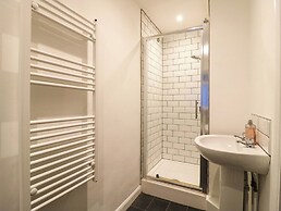 4 Wellington Parade, West Apartment