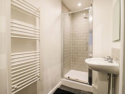 4 Wellington Parade, West Apartment