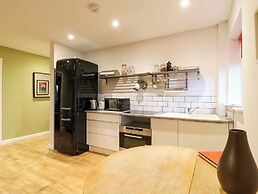 4 Wellington Parade, West Apartment