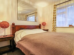 4 Wellington Parade, West Apartment