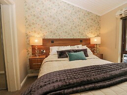 Tree House, Partial Lake Views