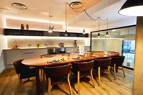 Vita Student-Only Circle Square