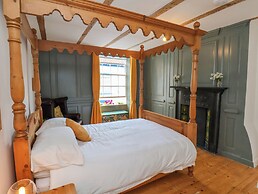 Bobbies' Retreat, 20 High Street