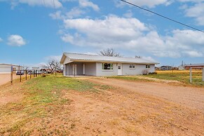 Near Hunting Grounds: Quiet Home in Aspermont!