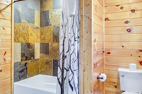 2 Mi to Dtwn Gatlinburg: Mountain Cabin w/ Hot Tub