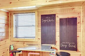 2 Mi to Dtwn Gatlinburg: Mountain Cabin w/ Hot Tub