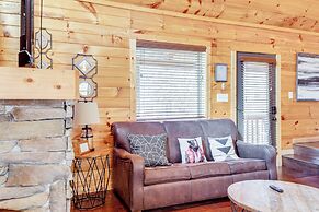 2 Mi to Dtwn Gatlinburg: Mountain Cabin w/ Hot Tub