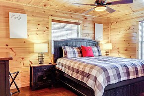 2 Mi to Dtwn Gatlinburg: Mountain Cabin w/ Hot Tub