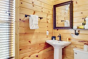 2 Mi to Dtwn Gatlinburg: Mountain Cabin w/ Hot Tub