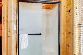 2 Mi to Dtwn Gatlinburg: Mountain Cabin w/ Hot Tub