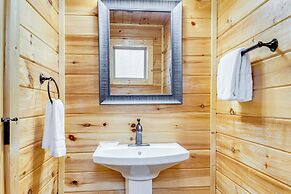 2 Mi to Dtwn Gatlinburg: Mountain Cabin w/ Hot Tub