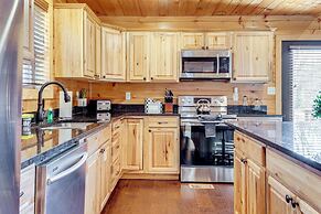 2 Mi to Dtwn Gatlinburg: Mountain Cabin w/ Hot Tub