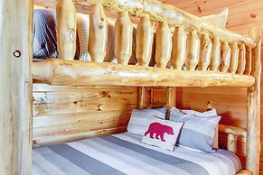 2 Mi to Dtwn Gatlinburg: Mountain Cabin w/ Hot Tub