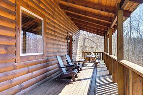2 Mi to Dtwn Gatlinburg: Mountain Cabin w/ Hot Tub