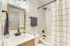 Secluded Mtn-view Cabin w/ Fireplaces in Murphy!