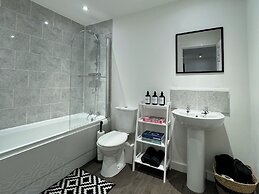 Modern 1-bed Apartment - Sleeps 4 & Central Links