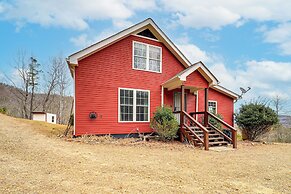 Pet-friendly Cabin w/ Hot Tub in North Carolina!