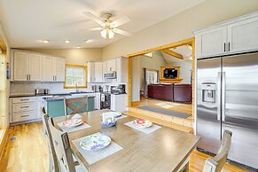 Pet-friendly Cabin w/ Hot Tub in North Carolina!