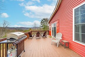 Pet-friendly Cabin w/ Hot Tub in North Carolina!