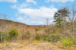 Pet-friendly Cabin w/ Hot Tub in North Carolina!