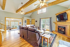 Pet-friendly Cabin w/ Hot Tub in North Carolina!