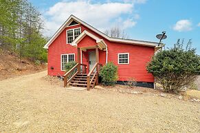Pet-friendly Cabin w/ Hot Tub in North Carolina!