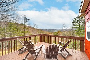 Pet-friendly Cabin w/ Hot Tub in North Carolina!