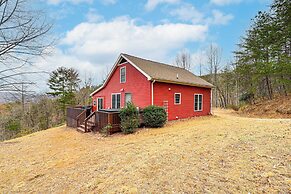 Pet-friendly Cabin w/ Hot Tub in North Carolina!