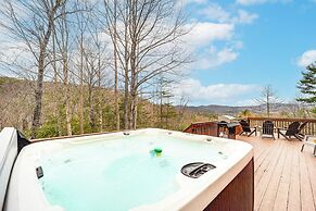 Pet-friendly Cabin w/ Hot Tub in North Carolina!
