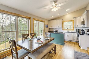 Pet-friendly Cabin w/ Hot Tub in North Carolina!