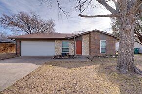 3 Mi to Dtwn Denton: Getaway w/ Furnished Patio!