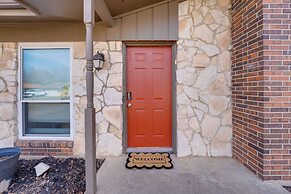 3 Mi to Dtwn Denton: Getaway w/ Furnished Patio!