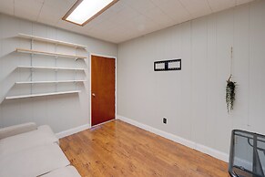 3 Mi to Dtwn Denton: Getaway w/ Furnished Patio!